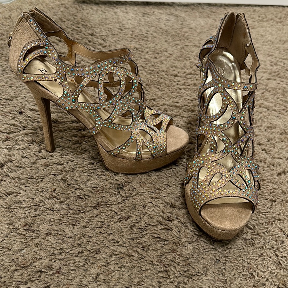 In great condition woman’s size 8 nude heels with iridescent stones